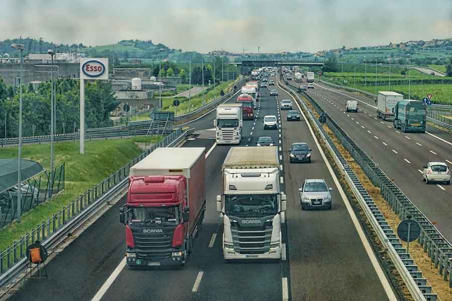autostrada-camion-mezzi-pesanti-veduta