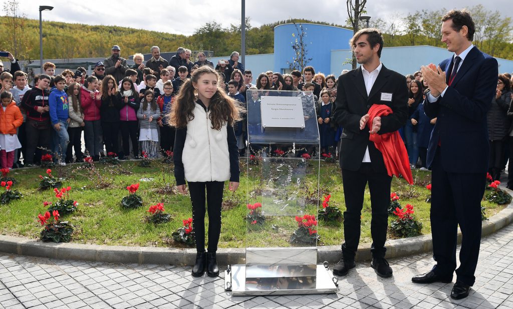 Il presidente della Ferrari, John Elkann, scopre una targa durante la cerimonia di intitolazione del nuovo polo onnicomprensivo di Amatrice a Sergio Marchionne, 6 novembre 2019. ANSA/ETTORE FERRARI